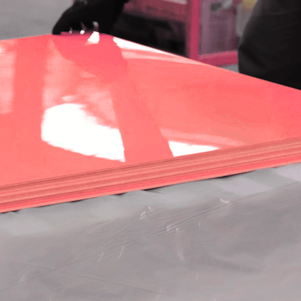 Pembe PS plastik levha – Keyplas tarafından üretilen parlak yüzeyli, dayanıklı polistiren levha.