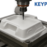 5 eksen CNC kesim yapan termoform üretim hattı, beyaz plastik parça