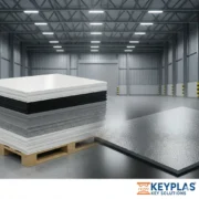 Keyplas fabrikasında üretilen yüksek kaliteli ve farklı renklerdeki ABS levhalar.